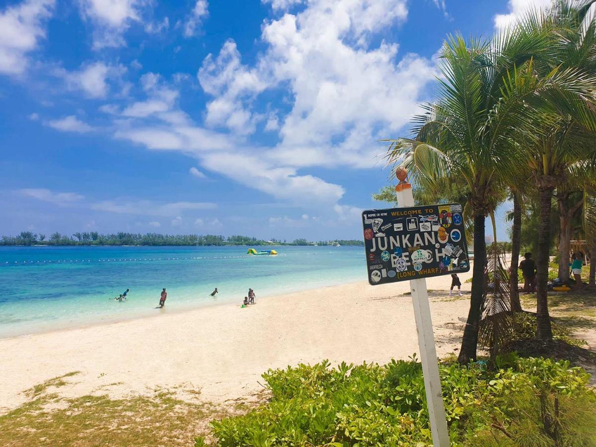 Lovely Apt Near Beach,downtown,24hr Security,pool Apartment Nassau